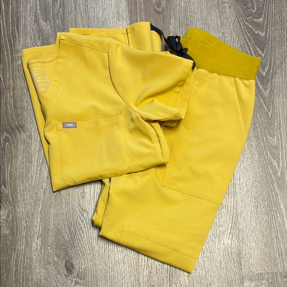 Figs gold yellow scrub set